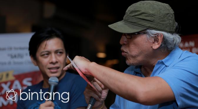 Sejak 2015 silam, musisi legendaris Iwan Fals telah mengenalkan album 'Satu' yang digarap bersama keempat band tersebut. Dalam kolaborasi satu album itu berisi 10 lagu. (Adrian Putra/Bintang.com)