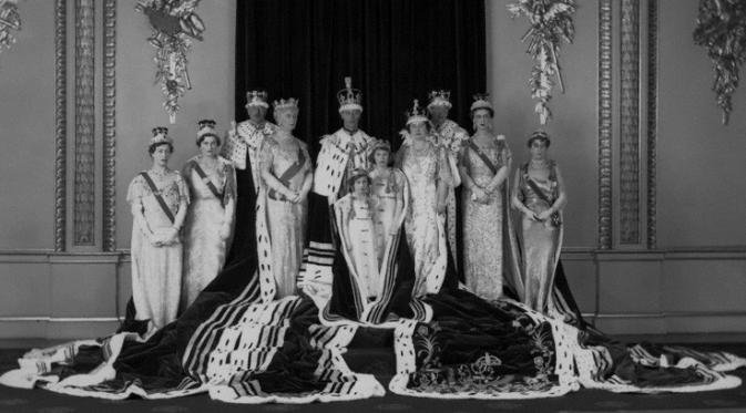 George VI (tengah), dinobatkan sebagai Raja Inggris pasa 12 Mei 1937 (National Portrait Gallery)