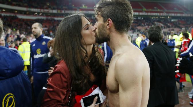 Fabio Borini berciuman dengan kekasihnya usai Sunderland menang atas Liverpool (reuters)