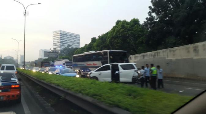 Bus Sumber Alam terlibat kecelakaan dengan Aplhard di KM 25 Tol Kampung Rambutan arah Pondok Indah. Tidak ada korban jiwa dalam kecelakaan ini (pembaca/Dwi)