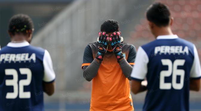 Choirul Huda memimpin Persela Lamongan berdoa sebelum latihan di Stadion Utama Gelora Bung Karno, Jakarta, Kamis (12/5/2016). (Bola.com/Nicklas Hanoatubun)