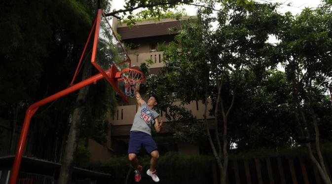 Pebalap GP2, Philo Paz Armand, bermain basket untuk menjaga kebugaran tubuh dan sebagai latihan fisik. (Bola.com/Vitalis Yogi Trisna)