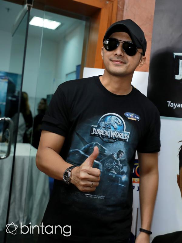 Hengky Kurniawan saat konferensi pers HBO Dubbing 'Jurassic World' di daerah Jakarta Barat, Kamis (12/5/2016) mengaku menjadi dubber lebih mudah dibandingkan berakting. (Adrian Putra/Bintang.com)