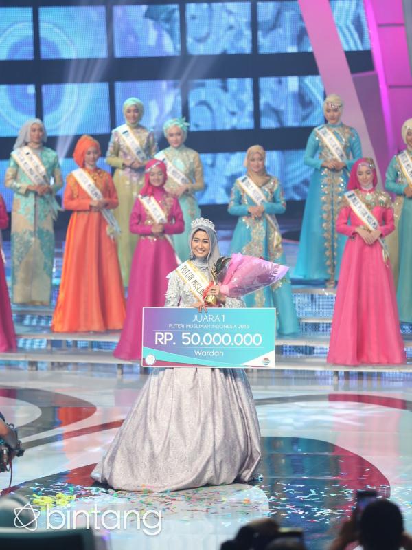 Atas keberhasilannya meraih mahkota Puteri Muslimah 2016, ia pun mendapatkan hadiah uang tunai sebesar 50 juta. (Andy Masela/Bintang.com)