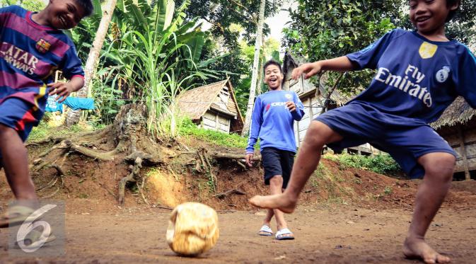 Anak-anak suku Baduy bermain sepak bola