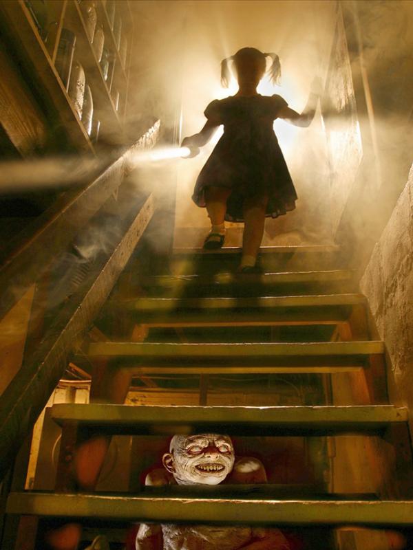 Hantu di bawah tangga. (Via: boredpanda.com)