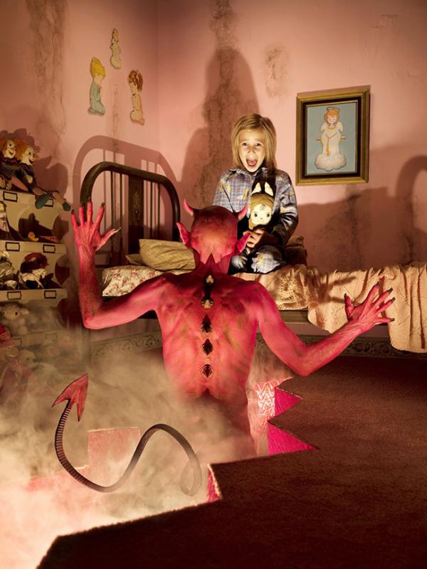Iblis keluar dari lantai kamar. (Via: boredpanda.com)