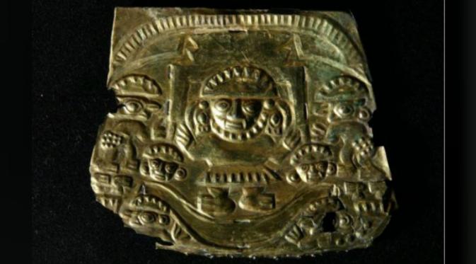 Lempengan emas yang berukir salah satu dewa masyarakat Chimu (Lombards Museum)