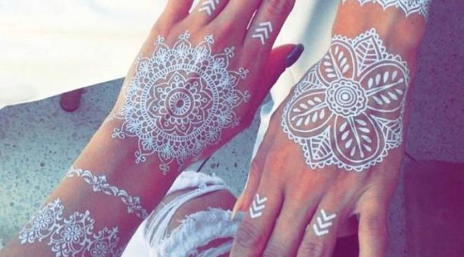 Tato henna putih yang nggak kalah indah. (via: Boredpanda.com)