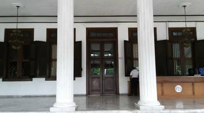 Tampak depan Perpustakaan Nasional 