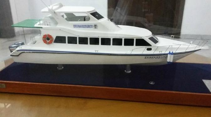 Miniatur Perahu Terapung di Perpustakaan Nasional