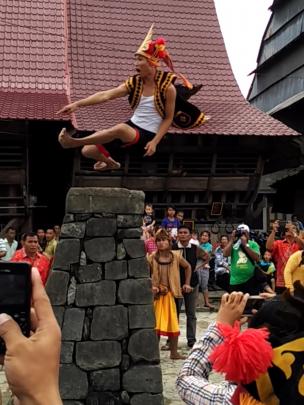 Lompat Batu jadi tradisi paling populer di Nias