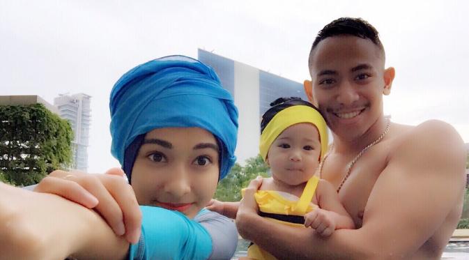 Poppy Bunga dan Mohammad Fattah Riphat bersama Khanza Aliyah Riphat saat berenang (Dok. Pribadi)