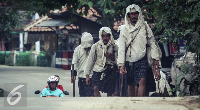 Suku Baduy Dalam berjalan kaki puluhan kilometer tanpa alas kaki menuju pendopo Kabupaten Lebak, Banten (13/05). Mereka diwajibkan berjalan kaki untuk mengikuti tradisi Seba Baduy Kecil. (Liputan6.com/Fery Pradolo)