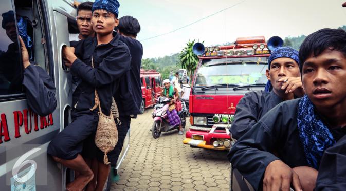 Masyarakat Suku Baduy Luar bersiap jalan menggunakan angkutan umum di Terminal Ciboleger, Kabupaten Lebak, Banten (13/05). Belasan angkutan umum mengangkut Suku Baduy Luar menuju Terminal Aweh. (Liputan6.com/Fery Pradolo)