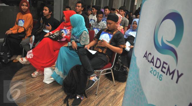 Peserta saat menunggu giliran dalam audisi Q Academy di studio 1 Indosiar, Jakarta, Sabtu (14/5). Menjelang bulan Ramadhan, Indosiar mengadakan pencarian bakat dalam hal dunia tarik suara melatunkan lagu-lagu Islami. (Liputan6.com/Gempur M Surya)