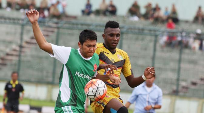 Alan Leandro Da Pinheiro, Mitra Kukar tidak boleh kalah dari Pusamania Borneo FC di kandangnya sendiri. (Bola.com/Nicklas Hanoatubun)