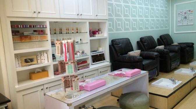 Desain interior yang nyaman dan cantik salon Self Nails & Beauty Studio