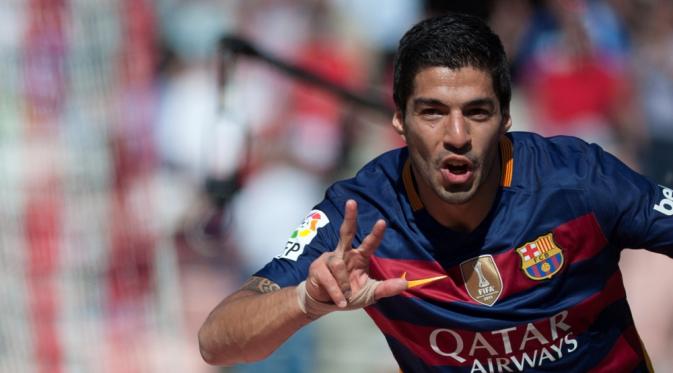 Luis Suarez saat mencetak gol ke gawang Granada pada pertandingan terakhir La Liga 2015-16, di Estadio Nuevo Los Carmenes, Sabtu (14/5/2016). (AFP/Jorge Guerrero). 