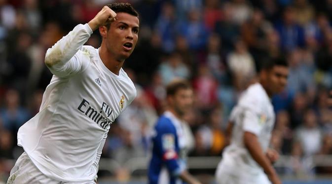 Penyerang Real Madrid, Cristiano Ronaldo, merayakan gol yang dicetaknya ke gawang Deportivo pada laga La Liga Spanyol. Madrid harus puas hanya menjadi runner-up Liga Spanyol. (AFP/Cesar Manso)