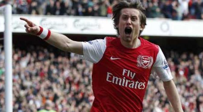 Arsenal's Czech Republic  Tomas Rosicky   celebrates scoring his goal during an English Premier League football match between Arsenal and Tottenham Hotspur at the Emirates Stadium in London,  on February 26, 2012. AFP PHOTO/IAN KINGTON