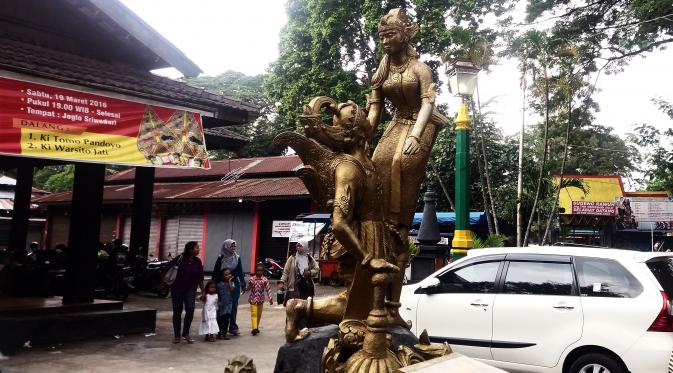 Patung pasangan penari wayang orang Sriwedari Solo, Yohana Darsi Pudyorini dan Rusman Hardjowibakso. (/Reza Kuncoro)
