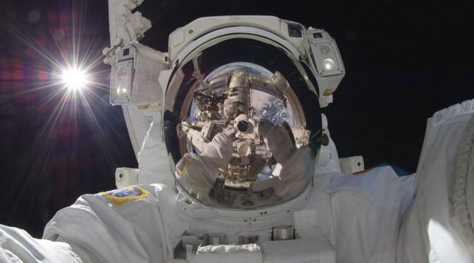 Selfi di luar angkasa (japantimes)
