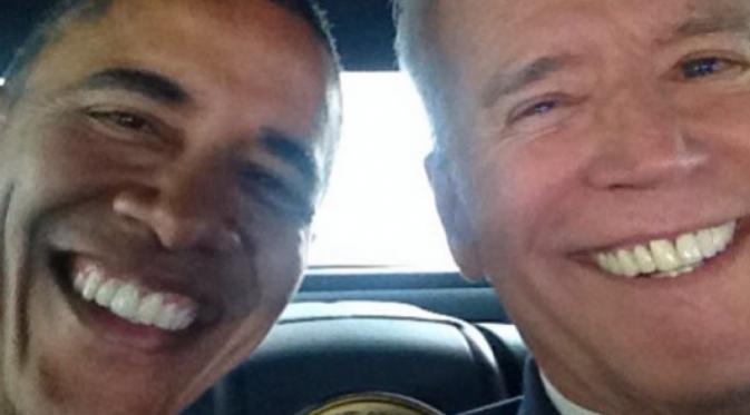 Barack Obama dan Joe Biden Selfie (thedailyedge)