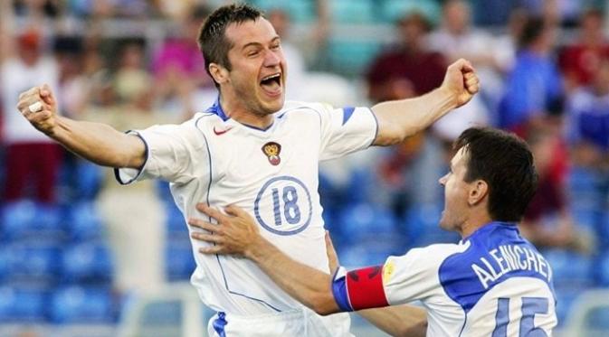Striker tim nasional Rusia, Dmitri Kirichenko (kiri), saat mencetak gol ke gawang Yunani pada gelaran Piala Eropa 2004. (BBC).