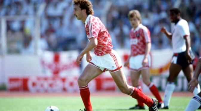 Pemain Uni Soviet, Sergei Aleinikov, saat tampil dalam pertandingan melawan Inggris, di ajang Piala Eropa 1988. (UEFA). 