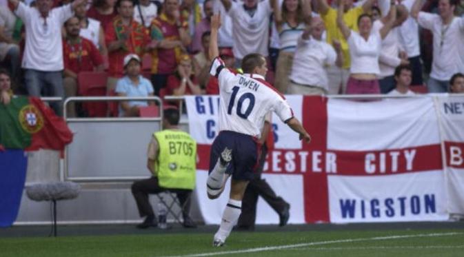 Striker Inggris, Michael Owen, usai membobol gawang Portugal, pada perempat final Piala Eropa 2004. (UEFA).