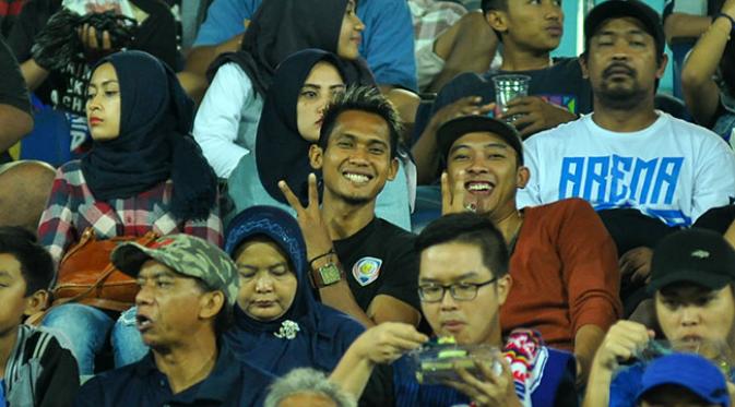 Hendro Siswanto tampak santai menyaksikan Arema vs Bhayangkara SU di Stadion Kanjuruhan, Malang (15/5/2016), bersama istri dan kerabatnya. (Bola.com/Iwan Setiawan)