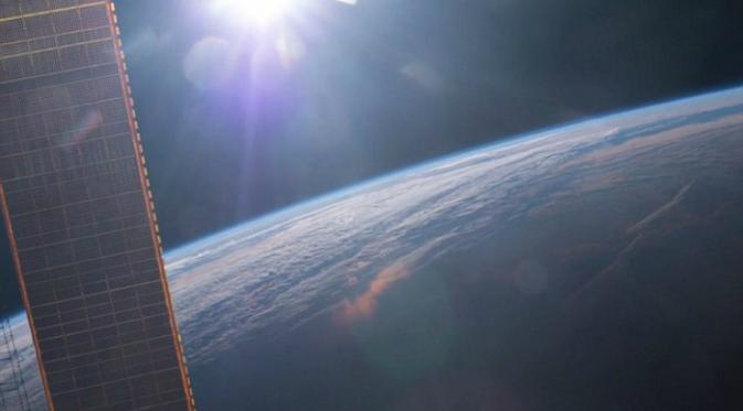 Matahari terbit yang diabadikan oleh seorang astronot NASA dari Stasiun Angkasa Luar Internasional (Jeff Williams/NASA)