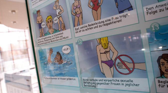 Sebuah papan larangan di kolam renang kota Munich, Jerman, berisi larangan meraba-raba wanita berbikini. (Sumber sputniknews.com)