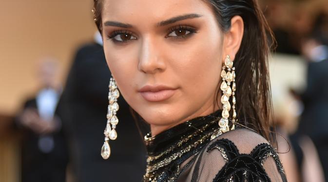 Kendall Jenner saat tiba di karpet merah premier film From The Land of the Moon pada Festival Film Cannes ke-69 di Prancis, Minggu (15/5). Kendall melengkapi penampilannya dengan anting berlian panjang. (Alberto PIZZOLI/AFP)