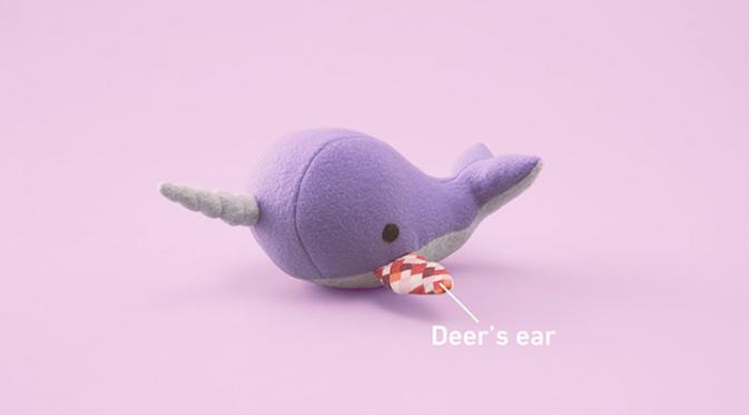 Boneka paus dengan sirip dari telinga boneka kijang. Sumber : mymodernmet.com