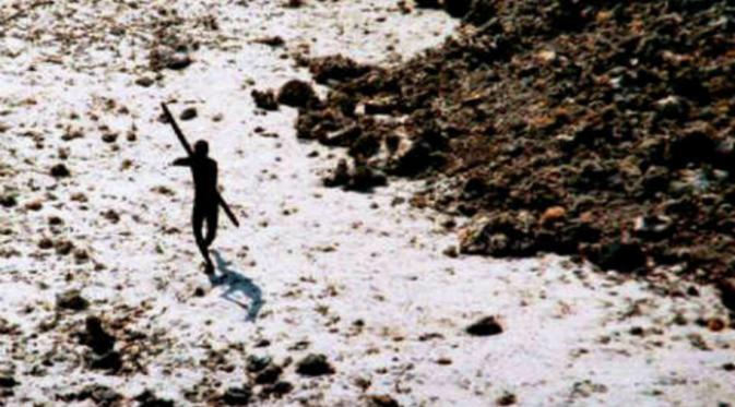 Setelah tsunami 2004, helikopter pasukan penjaga pantai India mengunjungi suku Sentinel. Helikopter itupun dihujani anak panah. (Sumber pasukan penjaga pantai India)