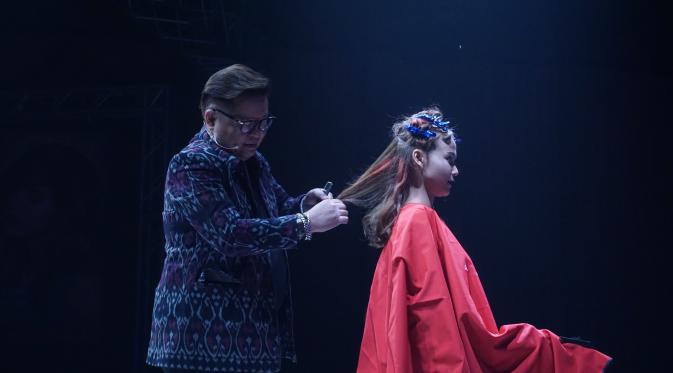 Hairdressing sedang menerapkan hair strobing di rambut salah seorang model