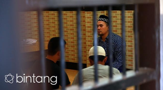 Titik kejenuhan saat ditahan, dan masalahnya yang makin melebar kemana-mana membuat dirinya merasakan beratnya hidup. (Deki Prayoga/Bintang.com)