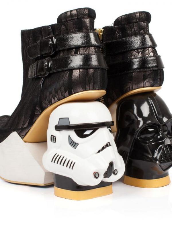Sepatu dengan gambar Star Wars. (via: Boredpanda.com)