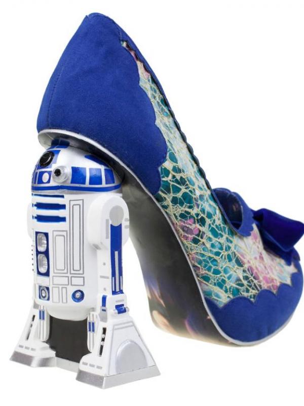 Sepatu dengan gambar Star Wars. (via: Boredpanda.com)