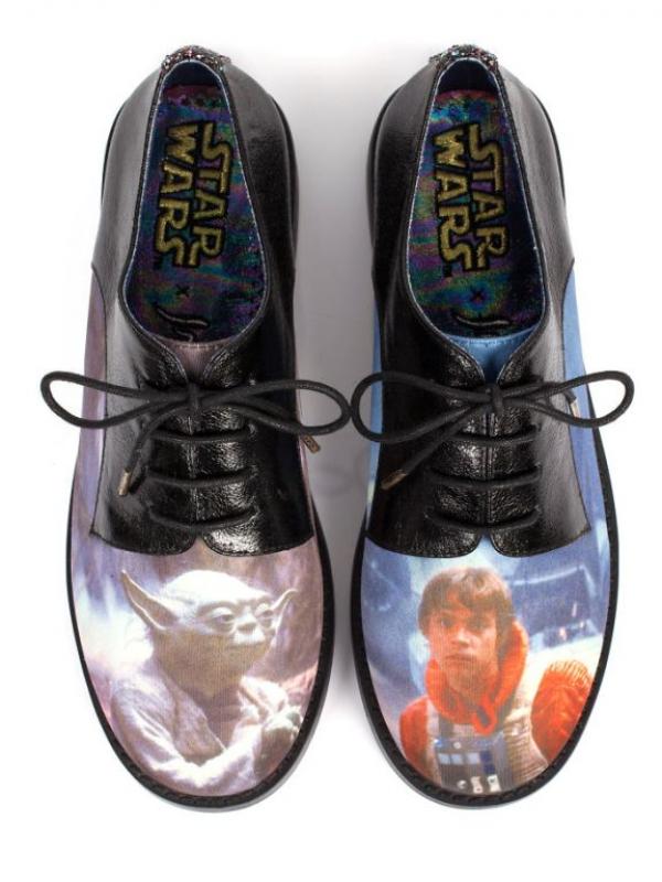 Sepatu dengan gambar Star Wars. (via: Boredpanda.com)