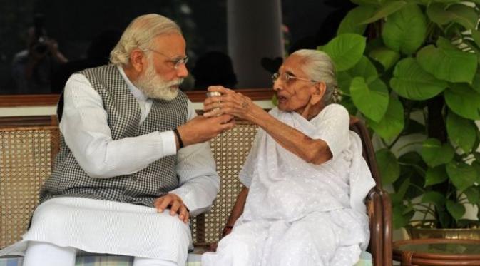 PM India Narendra Modi dan sang ibu, Heeraben Modi. (BBC/narendramodi)