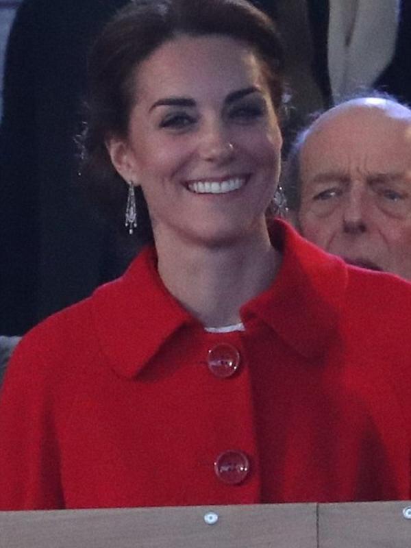 Kate Middleton tampil dengan jaket merah dari Zara dengan harga terjangkau