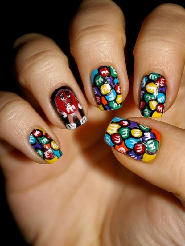 Kuteks dengan gambar coklat M&M. (via: Boredpanda.com)