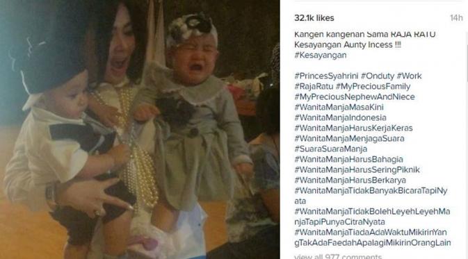 Syahrini gendong keponakannya, Raja dan Ratu (Instagram/@princessyahrini)