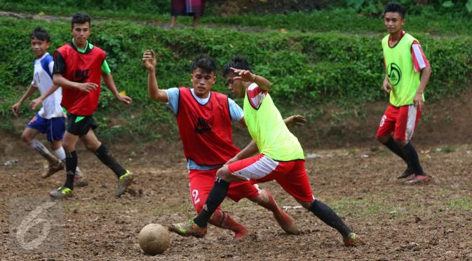 Sejumlah anak muda yang tergabung dalam Baduy FC bermain sepak bola di lapangan Desa Kenekes, Kabupaten Lebak, Banten (Liputan6.com/Fery Pradolo)