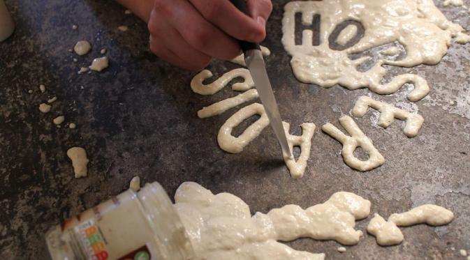 Proses pembuatan tipografi dari lobak pedas. (Via: boredpanda.com)