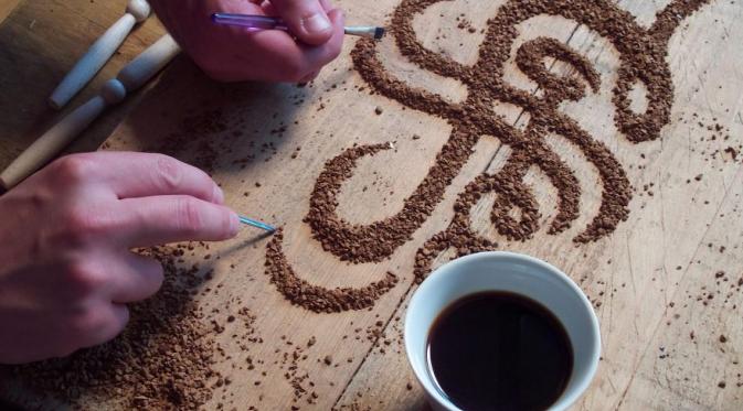 Proses pembuatan tipografi dari kopi. (Via: boredpanda.com)
