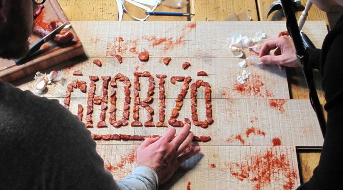 Proses pembuatan tipografi dari sosis babi pedas. (Via: boredpanda.com)